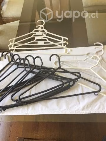 Lote de perchas para colgar ropa