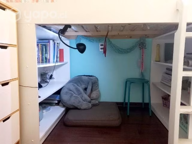 Cama con repisas y escritorio