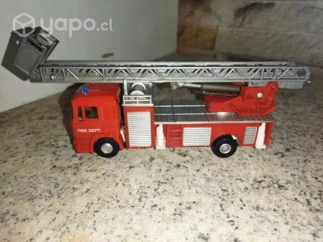 Hermoso camión de bomberos a escala - Imagen 3