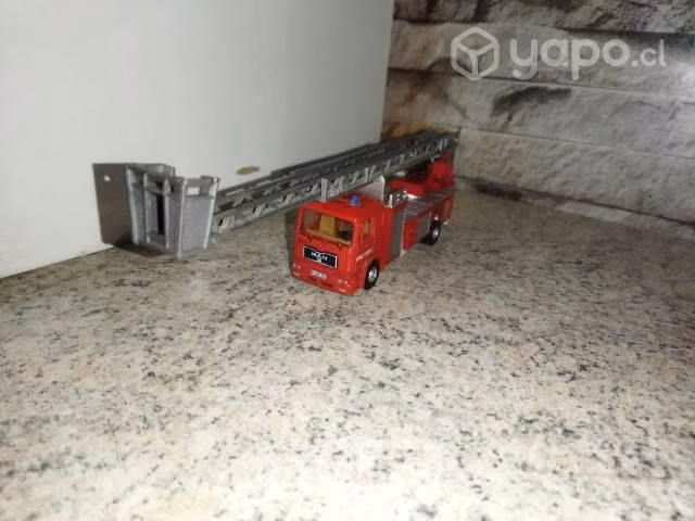 Hermoso camión de bomberos a escala