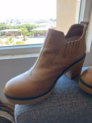 Botines Cat nuevos número 39 - Imagen 2