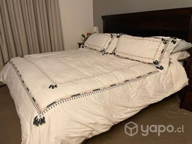 Cama y veladores