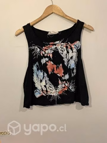 Polera negra con diseños americanino