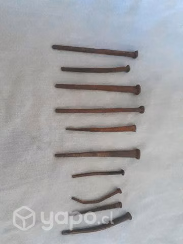 Clavos antiguos de 130 años de antigüedad.