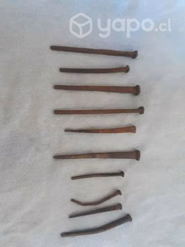 Clavos antiguos de 130 años de antigüedad.