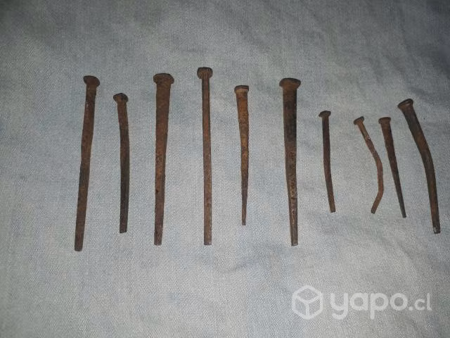 Clavos antiguos de 130 años de antigüedad.