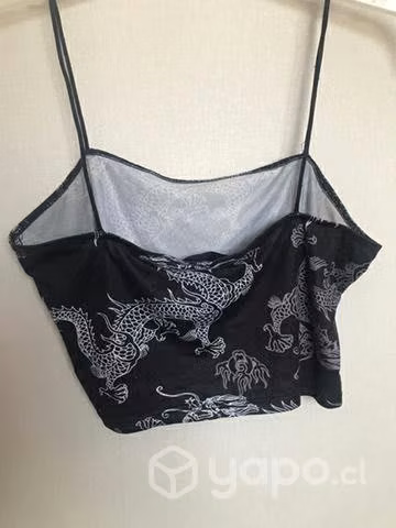 Polera negra con diseño - Imagen 2