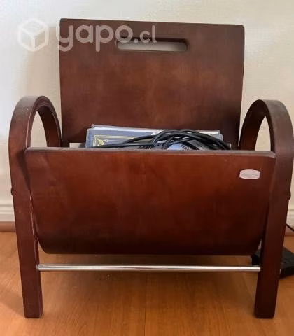 Revistero de madera.