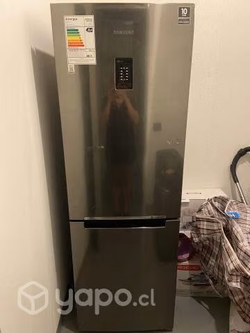 Refrigerador Samsung (tiene mini golpe de fábrica)