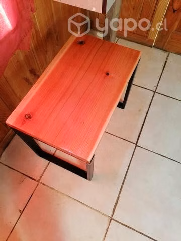 Mesa de sentro de metal y nativo