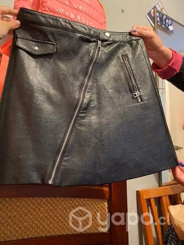 Botas y faldas de cuero