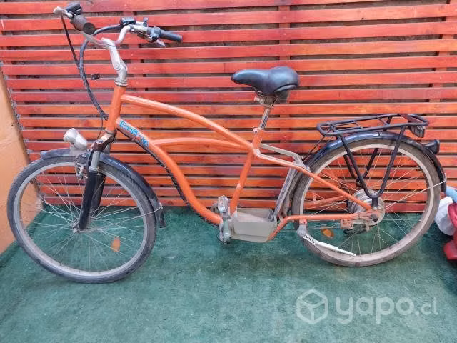 Bicicleta grande y batería de niño