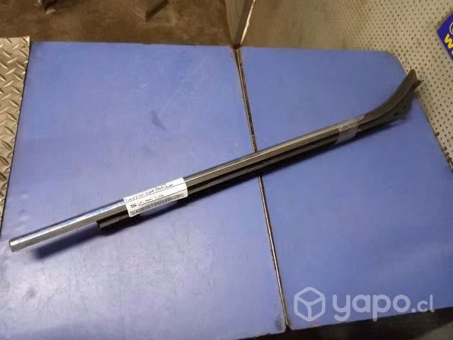 Moldura lame vidrio puerta tras izq Ford F150 2019