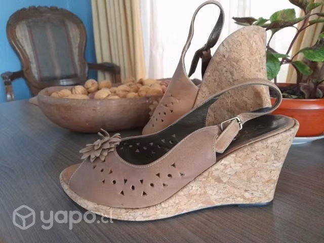 Tres pares de sandalias