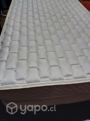 Cama Rosen con ruedas impecable 1 1/2 plazas