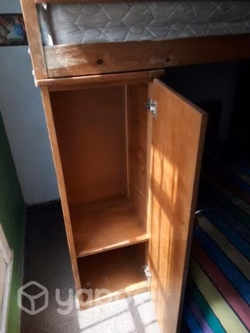 Camarote de madera con escritorio