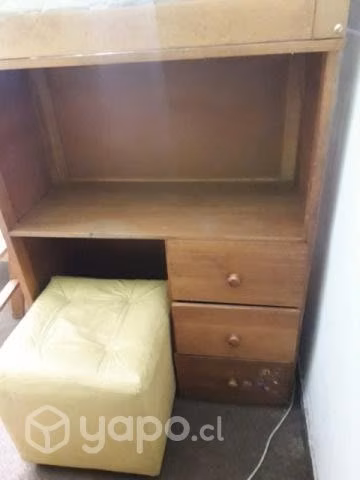 Camarote de madera con escritorio
