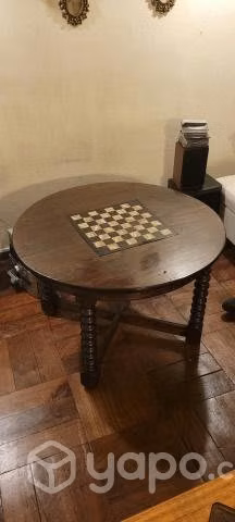 mesa antigua con tablero de ajedrez