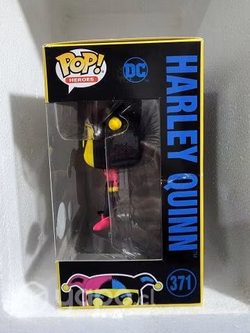 Funko pop harley quinn 371 blacklight
