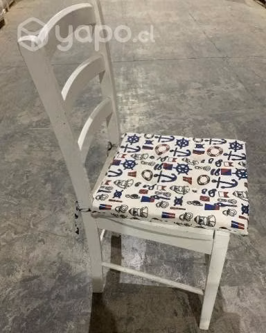 2 Sillas blancas de madera con cojin. Precio x uni