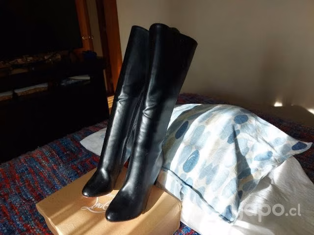 Botas Negras 38. Suela de color