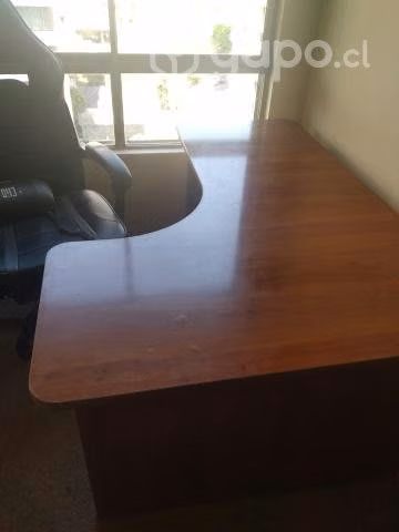 Escritorio de madera en buen estado - Imagen 2