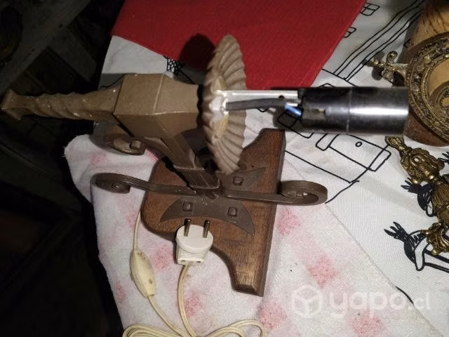 Antigua lámpara vintage fierro fundido y madera