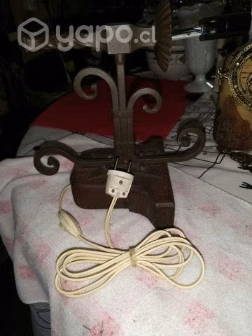 Antigua lámpara vintage fierro fundido y madera