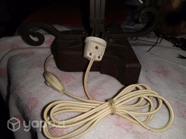 Antigua lámpara vintage fierro fundido y madera