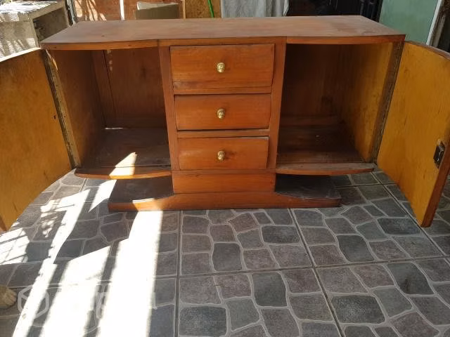 Ropero de tres cuerpos y mueble tipo Comoda