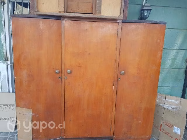 Ropero de tres cuerpos y mueble tipo Comoda