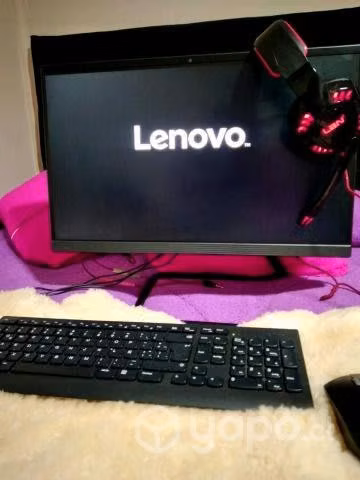 All in one Lenovo con audifonos gamer