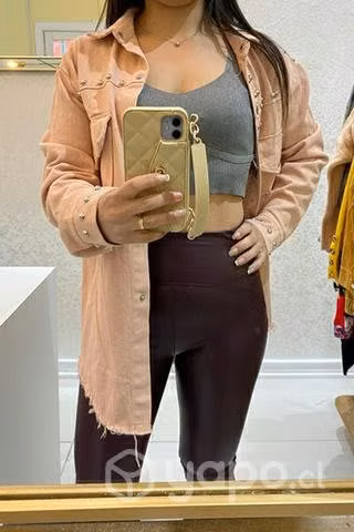 Chaqueta con tachas