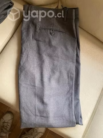 Ropa de colegio sin detalles. Excelente estado