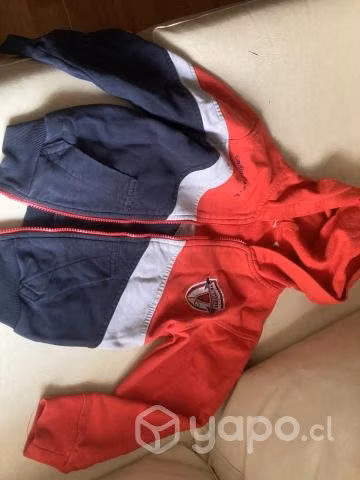 Ropa de colegio sin detalles. Excelente estado