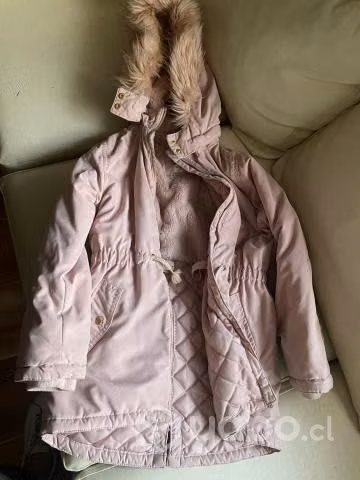 Ropa de colegio sin detalles. Excelente estado
