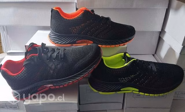 Zapatillas deportivas y gorros juguetes cientillos