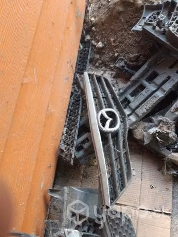 Mascara delantera mazda 626 2002