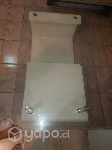 Mesa de centro con pequeños desgaste