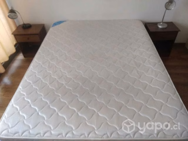Impecable cama de 2 plazas mas velador