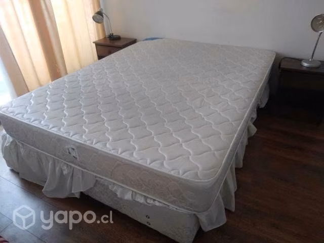 Impecable cama de 2 plazas mas velador