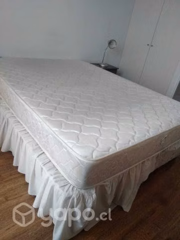 Impecable cama de 2 plazas mas velador