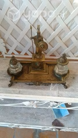 Tido tipo de objetos antiguos jiyas y pinturas.