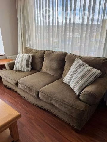 Cama, sillón, comedor
