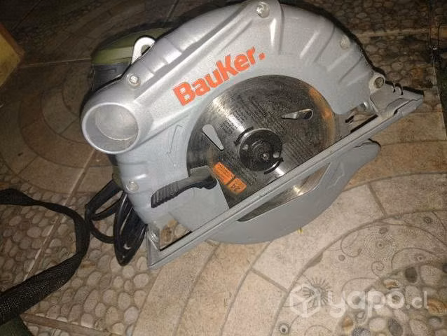 Sierra circular marca Bauker 1500 w