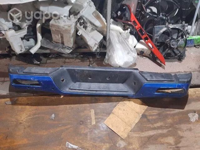 Jac t8 2021 parachoque trasero con pisaderas detal