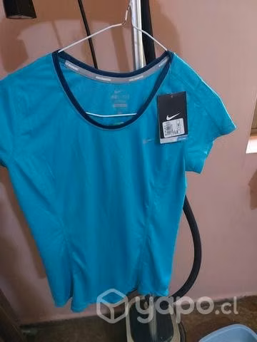 Polera deportiva Nike talla s nueva con etiqueta - Imagen 3