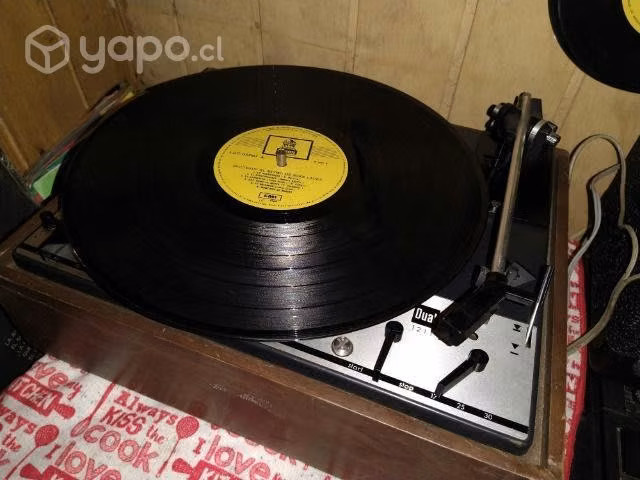 Antiguo tocadisco alemán de los años 1960,tocando