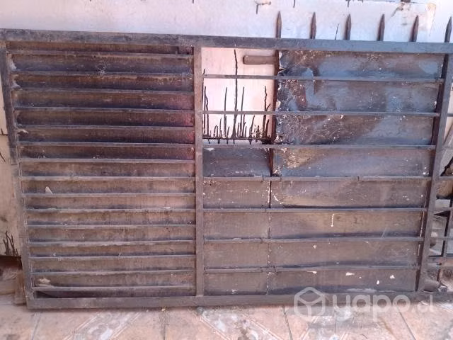 portón con reja de fierro y un marco de vent - Imagen 3