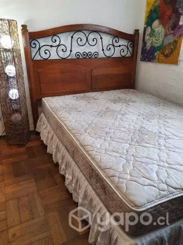 Cama con respaldo de madera y fierro